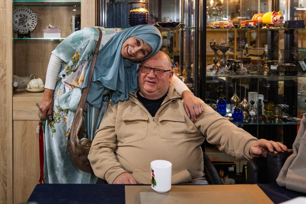Twee bezoekers samen in de kringloopwinkel van 't Tweede Kansje