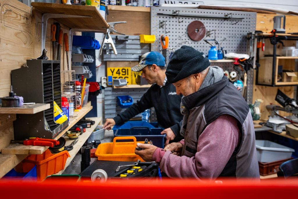 Twee mannen werken samen aan een klus in de werkplaats van 't Tweede Kansje