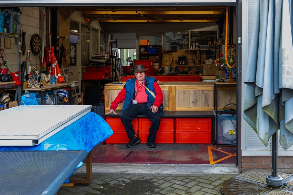 Man zit voor de werkplaats en inname van 't Tweede Kansje