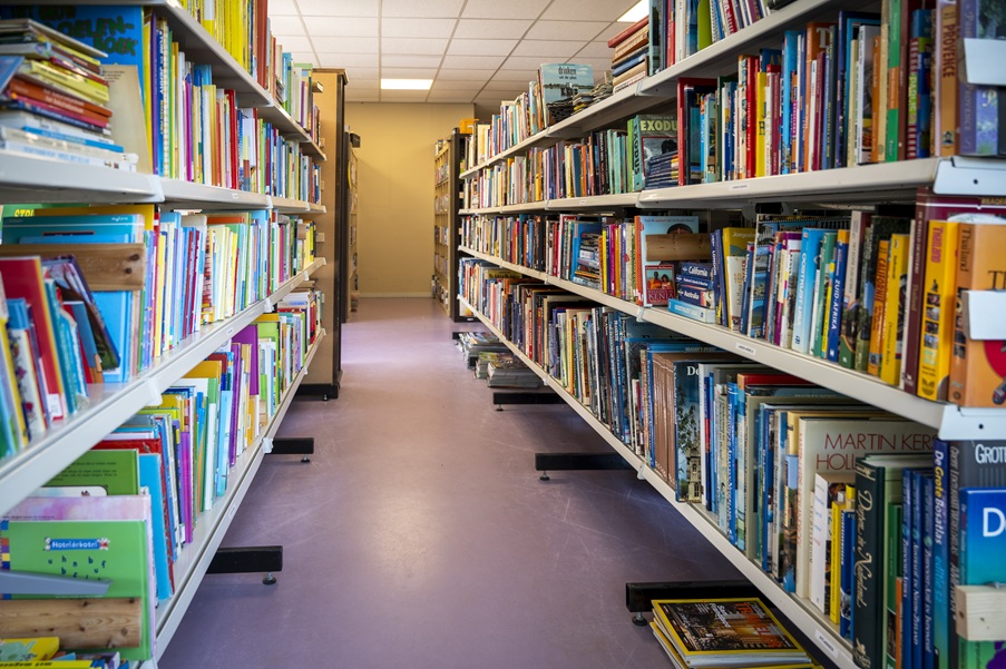 Kasten vol tweedehands boeken in kringloopwinkel 't Tweede Kansje in Hilvarenbeek