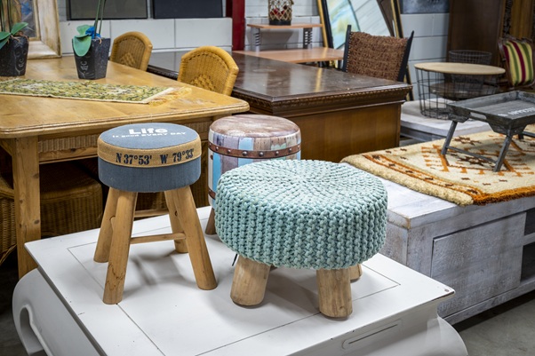 Tweedehands krukken, poefs en vloerkleden in de woonafdeling van kringloopwinkel 't Tweede Kansje in Hilvarenbeek