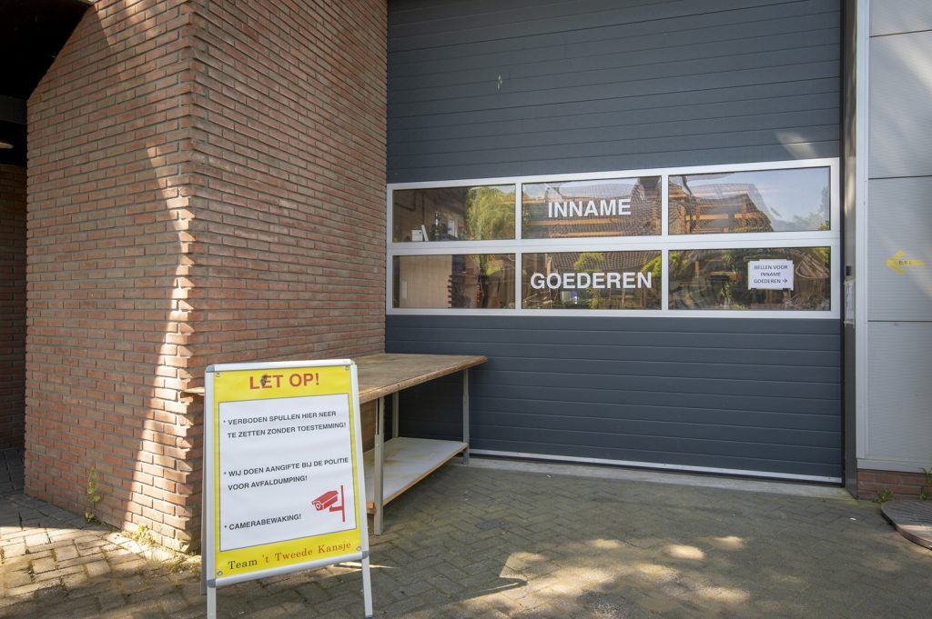 De goederenaanname met roldeur waar u 2dehands spullen kunt inleveren bij kringloopwinkel 't Tweede Kansje in Hilvarenbeek