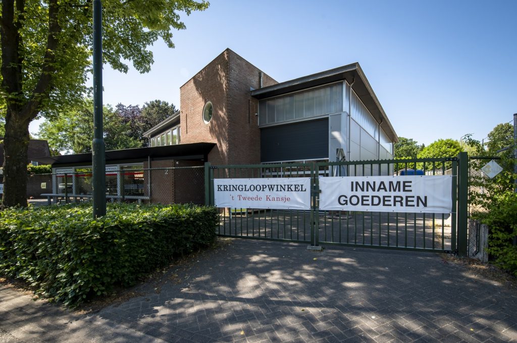 Inleveren van 2dehands spullen bij de goederenaanname van kringloopwinkel 't Tweede Kansje in Hilvarenbeek