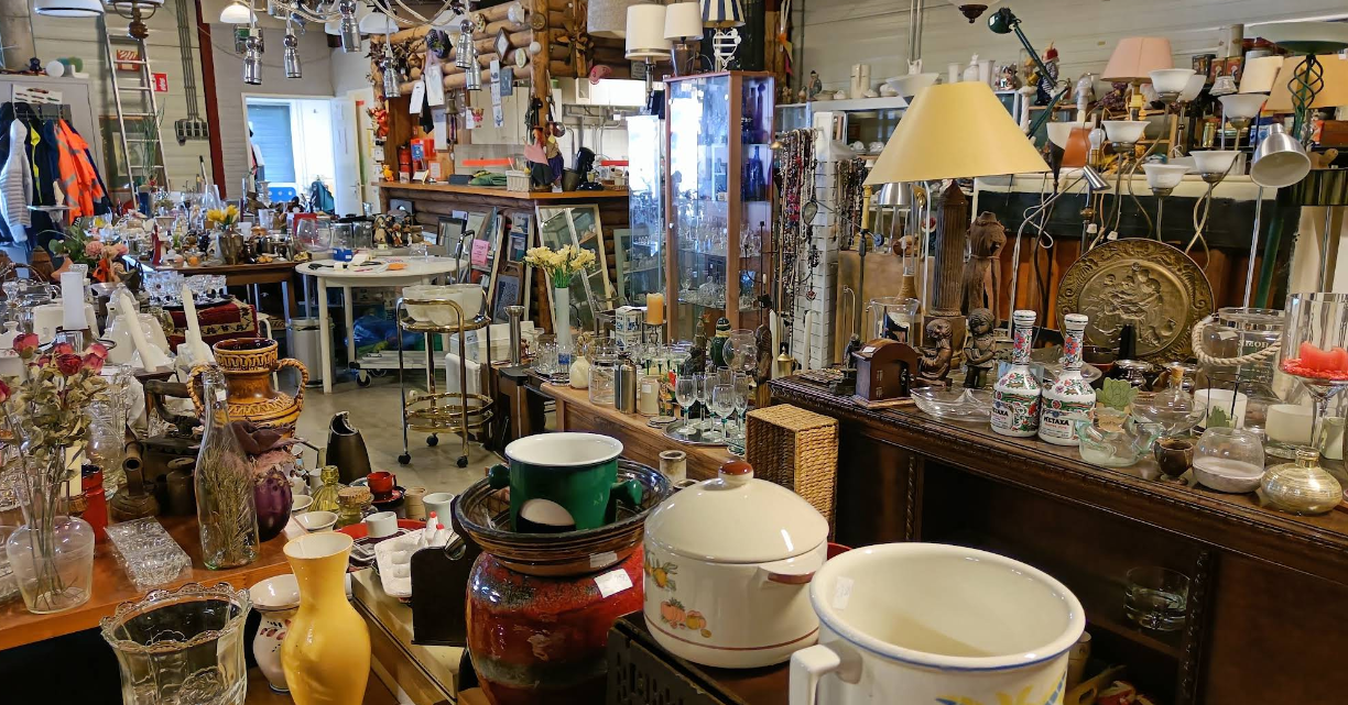 Binnen in de kringloopwinkel t Tweede Kansje